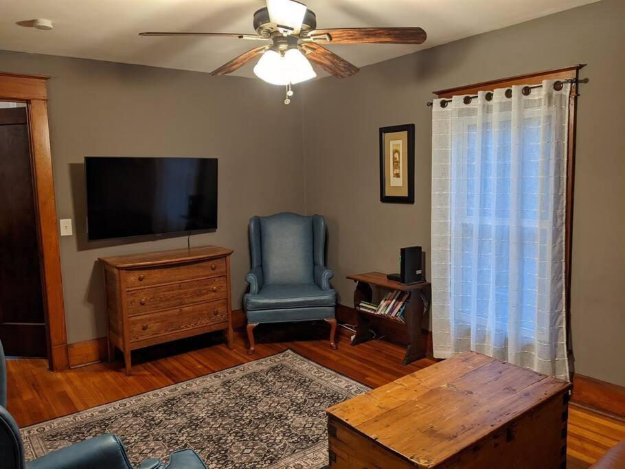 Fredonia Large Bakery Apartment - Central Downtown Location מראה חיצוני תמונה