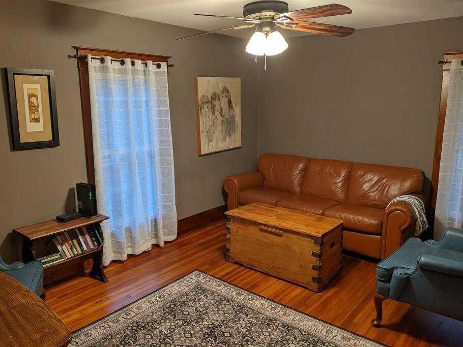 Fredonia Large Bakery Apartment - Central Downtown Location מראה חיצוני תמונה